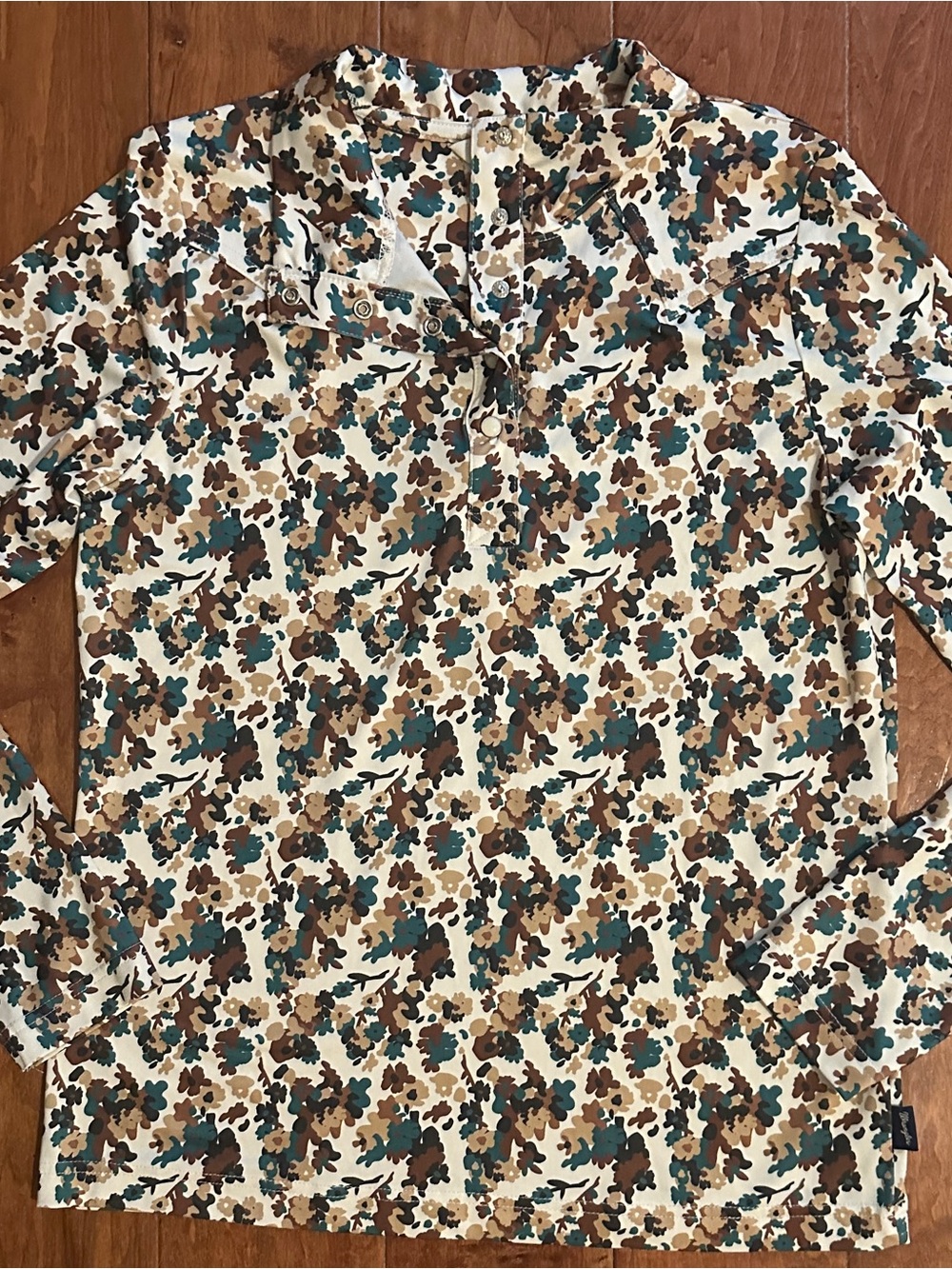 Women’s Wrangler Retro LS Floral print with pearl snap v-neck sz small